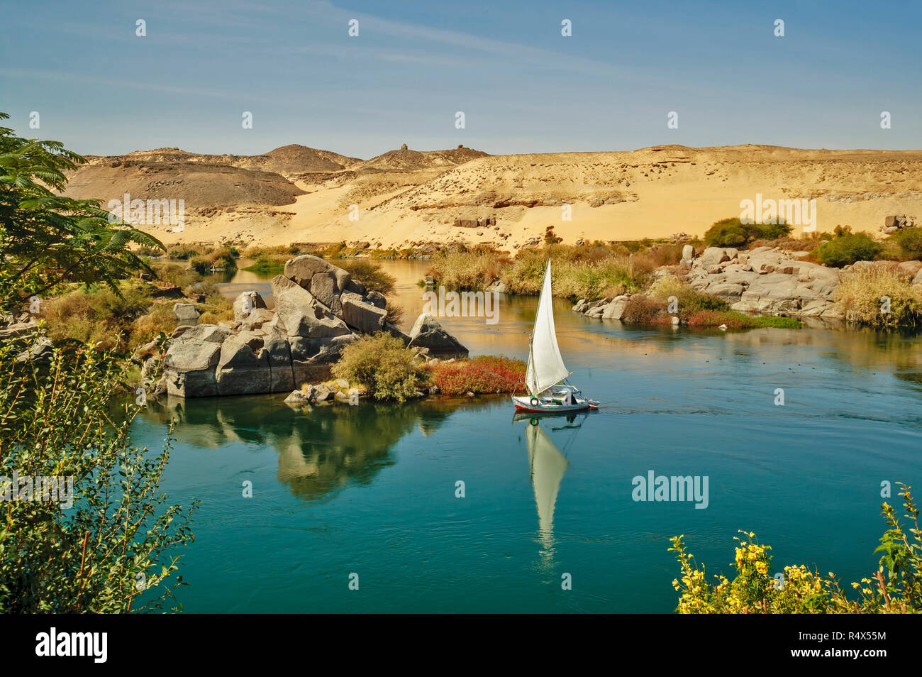 Egypte ASSOUAN FELOUQUE VOILE SUR UNE CATARACTE DANS LE NIL Banque D'Images