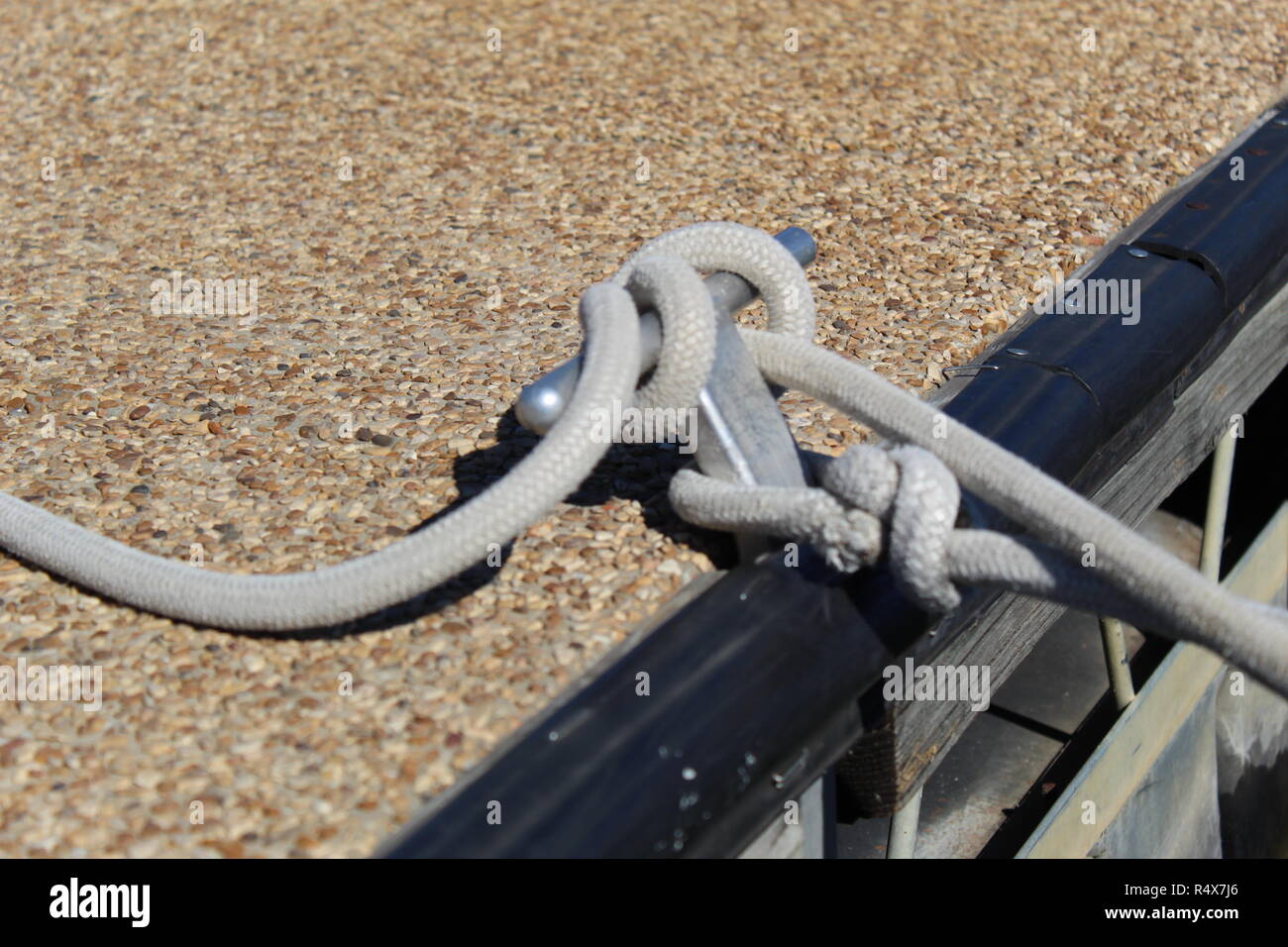 Close up de corde noeud fait sur cale dock Banque D'Images