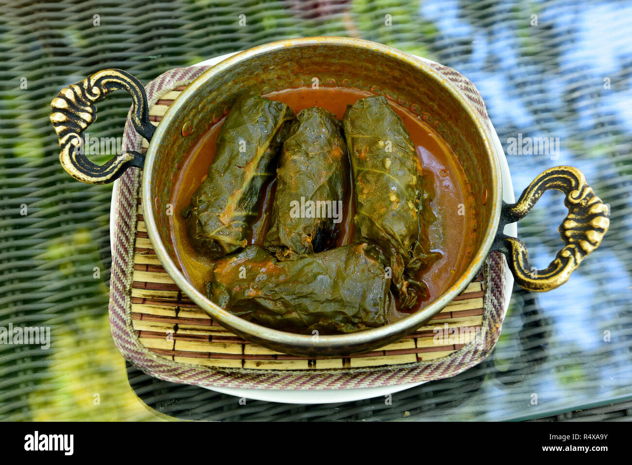 La viande style Trabzon et de riz enveloppés dans des feuilles de chou (Kara lahana sarmasi) en Turquie Banque D'Images