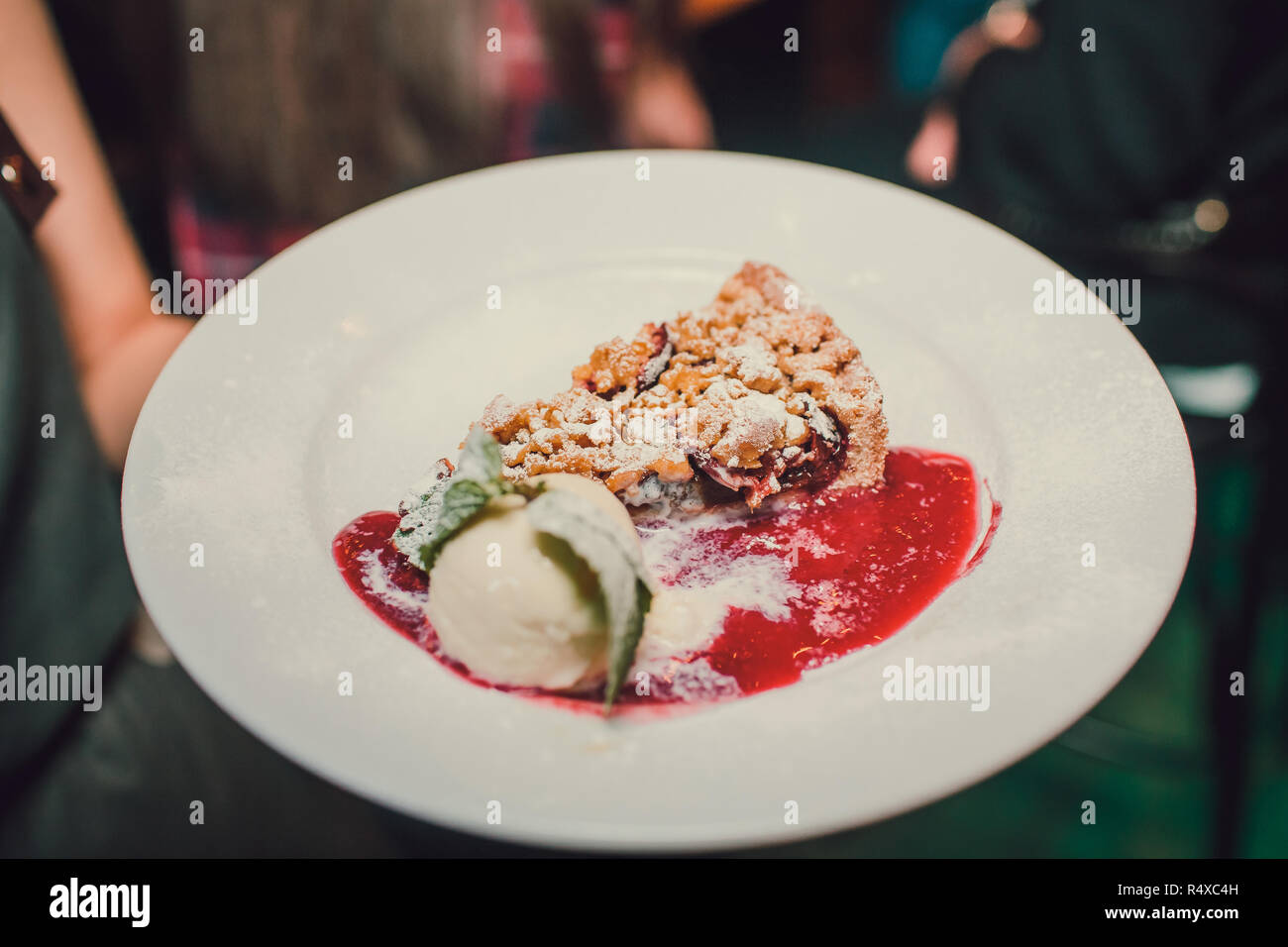Un Gateau Au Chocolat Volcan Lave La Mode Avec Des Fraises Une Feuille De Menthe Et Creme Glacee A La Vanille Garnie De Sirop De Chocolat Photo Stock Alamy