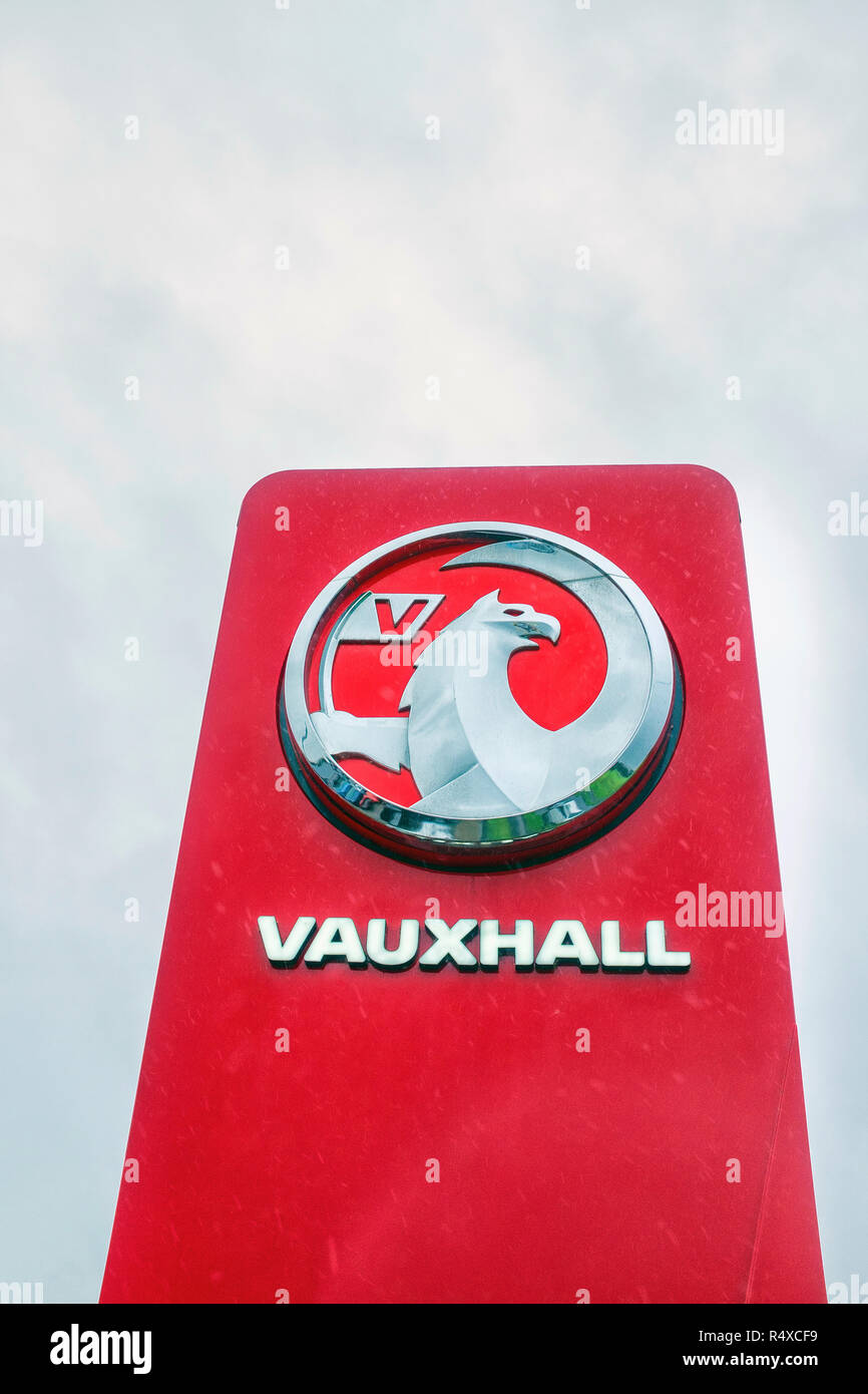 Vauxhall externe votre signe ou logo sur le parvis, isolés contre ciel bleu UK Banque D'Images