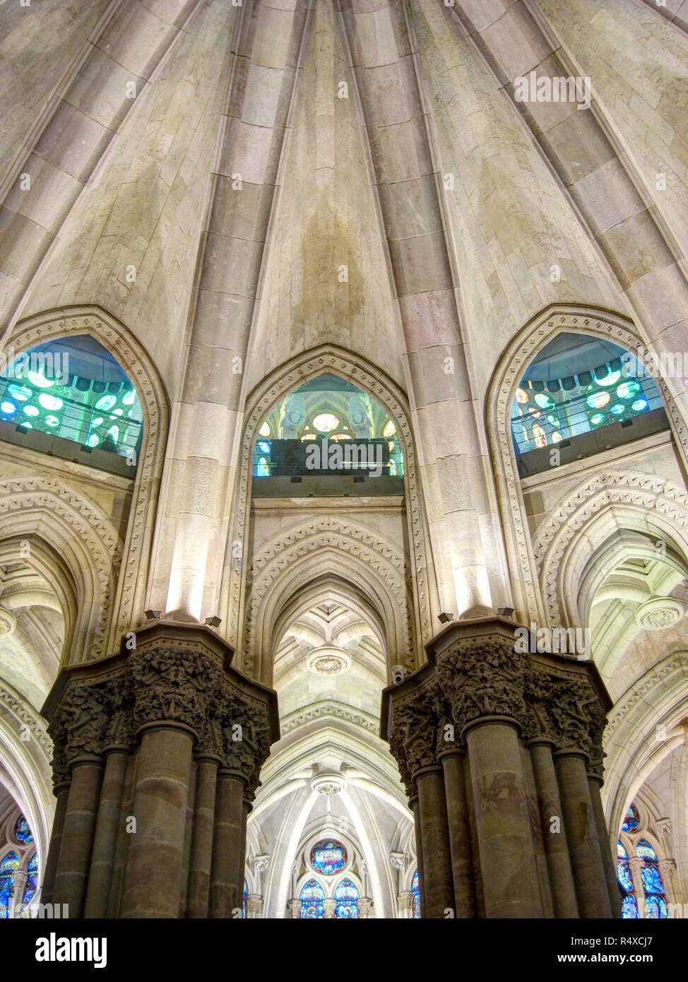 Un détail de la coupole, de style néo-gothique dans la Sagrada Familia crypte inférieure, avec des vitraux et des arcs brisés, à Barcelone, Espagne Banque D'Images