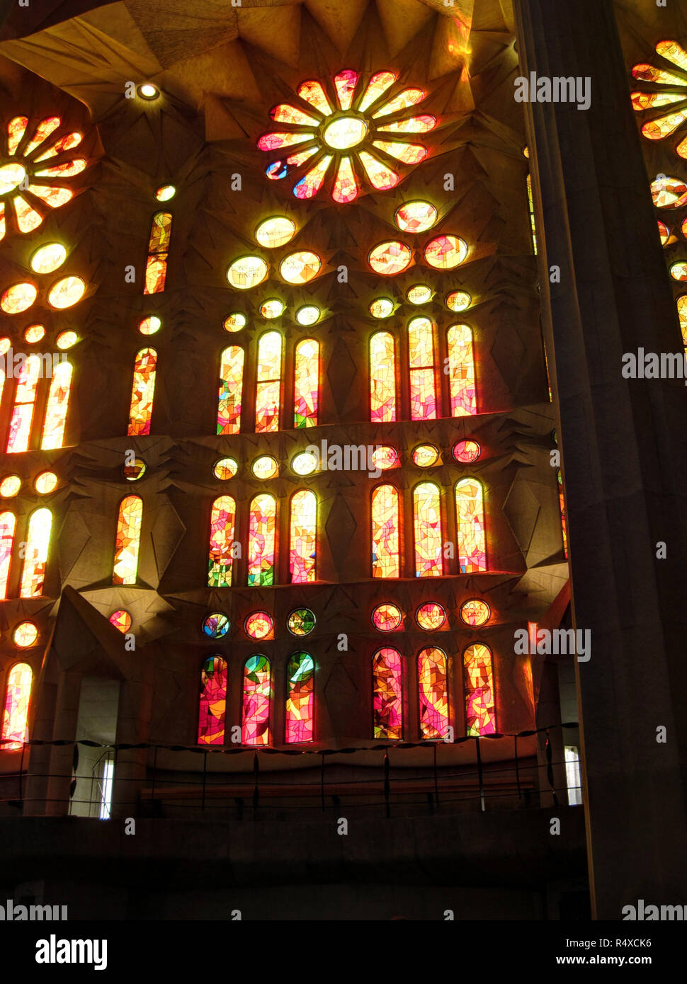 Un détail de l'glesses vitraux fenêtre avec plusieurs cercles et rouge, orange et jaune décorations dans la Sagrada Familia, Barcelone, Espagne Banque D'Images