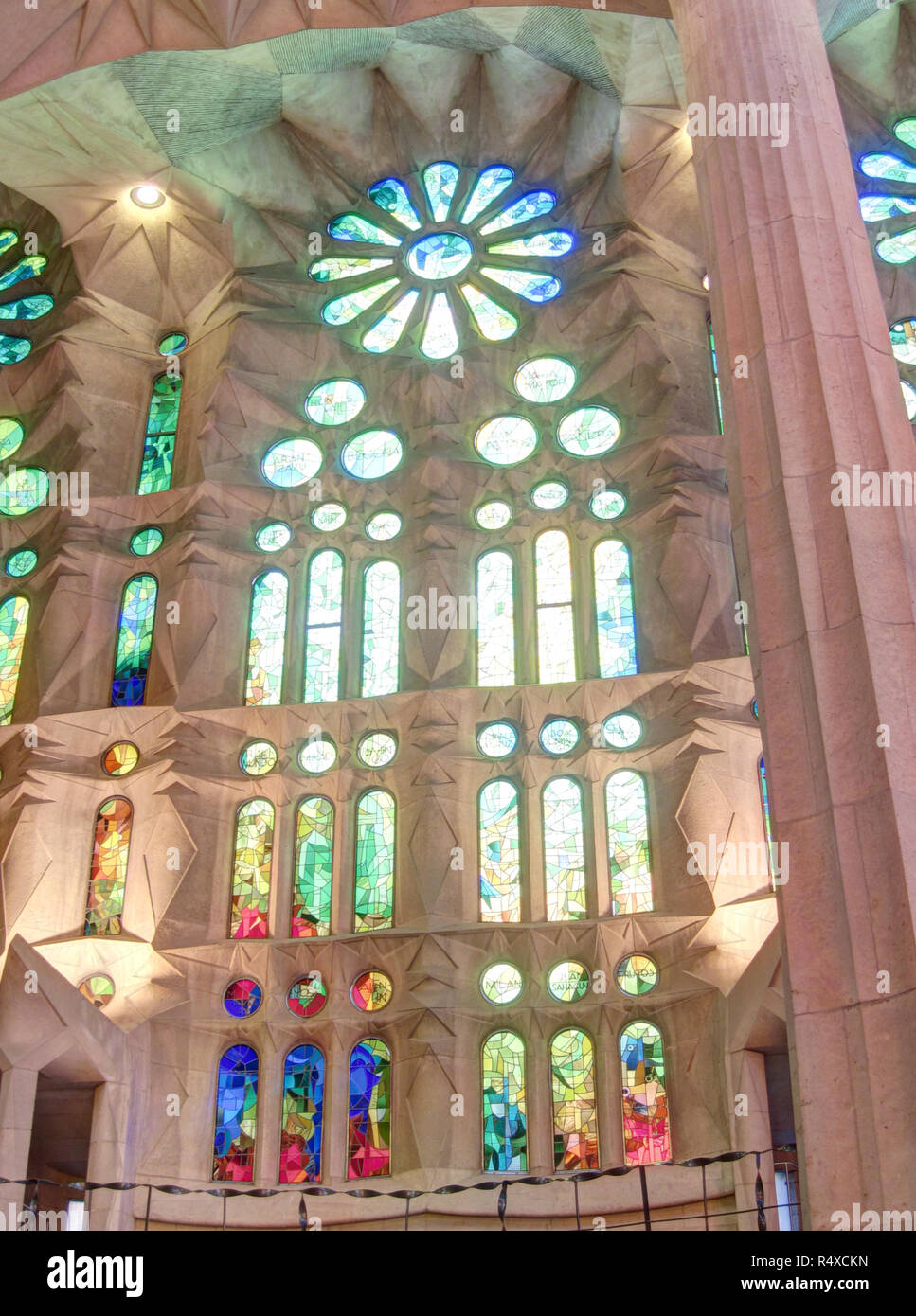 Un détail de l'glesses vitraux froide fenêtre avec plusieurs cercles et le bleu et le vert décorations dans la Sagrada Familia, Barcelone, Espagne Banque D'Images