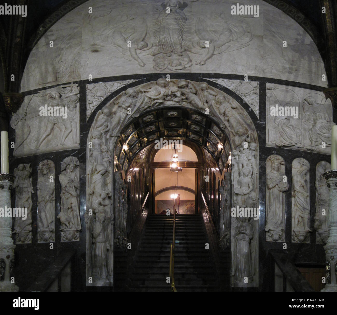 L'entrée de la Vierge de Montserrat (Virgen de Montserrat) relique, avec bas-reliefs, dans le Monastère de Sainte Marie de Montserrat, en Catalogne, Espagne Banque D'Images