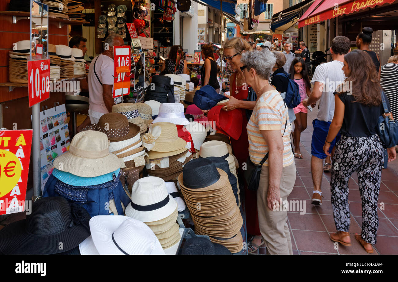 NICE, France - 19 août 2014 : un stand vente de chapeaux et casquettes dans  une rue de la vieille ville Photo Stock - Alamy
