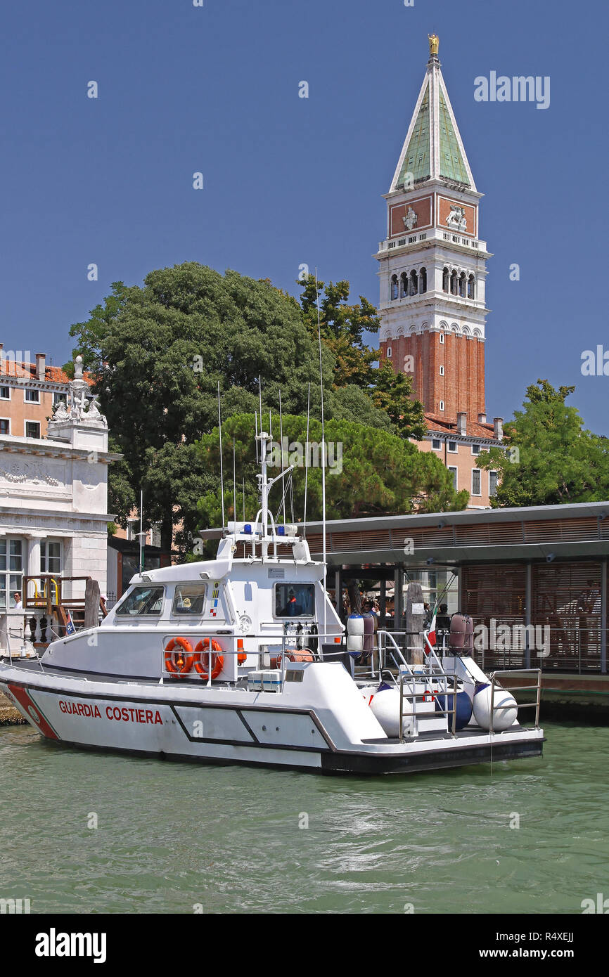 Venise, Italie - 10 juillet : Bateau de patrouille de la Garde côtière à Venise le 10 juillet 2011. Guardia Costiera Motor Yacht amarré près de la Tour de Saint Marc à Venise, Italie Banque D'Images