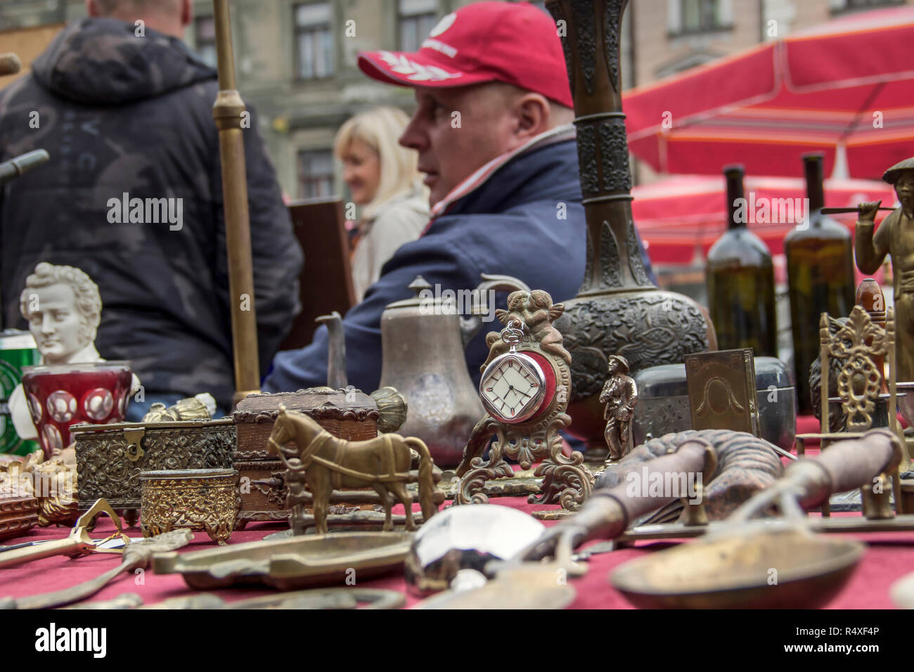 Zagreb, Croatie, novembre 2018 - Antiquités affichée sur un stand au marché aux puces mis sur la place britannique entouré par les clients et les vendeurs Banque D'Images