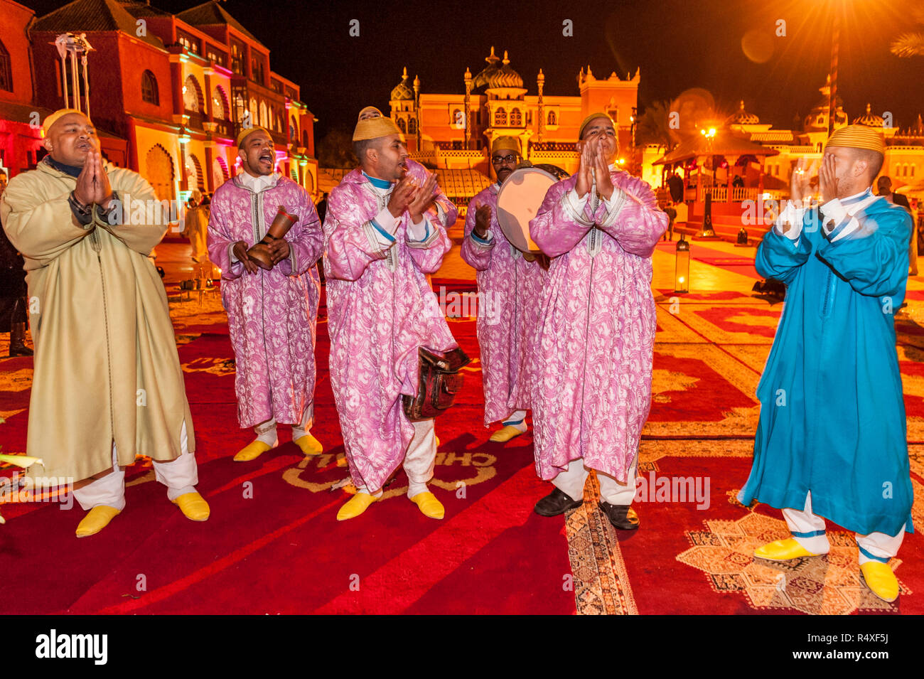 26-02-15, Marrakech, Maroc. À l'animation touristique Chez Ali Fantasia show. Les clients sont divertis par les chants et les danses des groupes folkloriques, un être Banque D'Images
