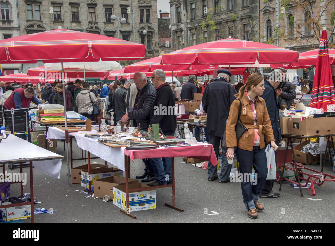 Zagreb, Croatie, novembre 2018 - Antiquités affichée sur un stand au marché aux puces mis sur la place britannique entouré par les clients et les vendeurs Banque D'Images