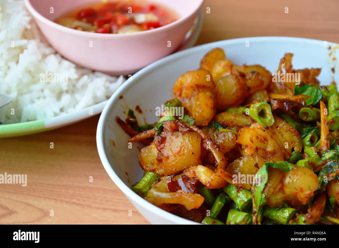 Sauté de porc épicé aux herbes du tendon et le riz ordinaire Banque D'Images