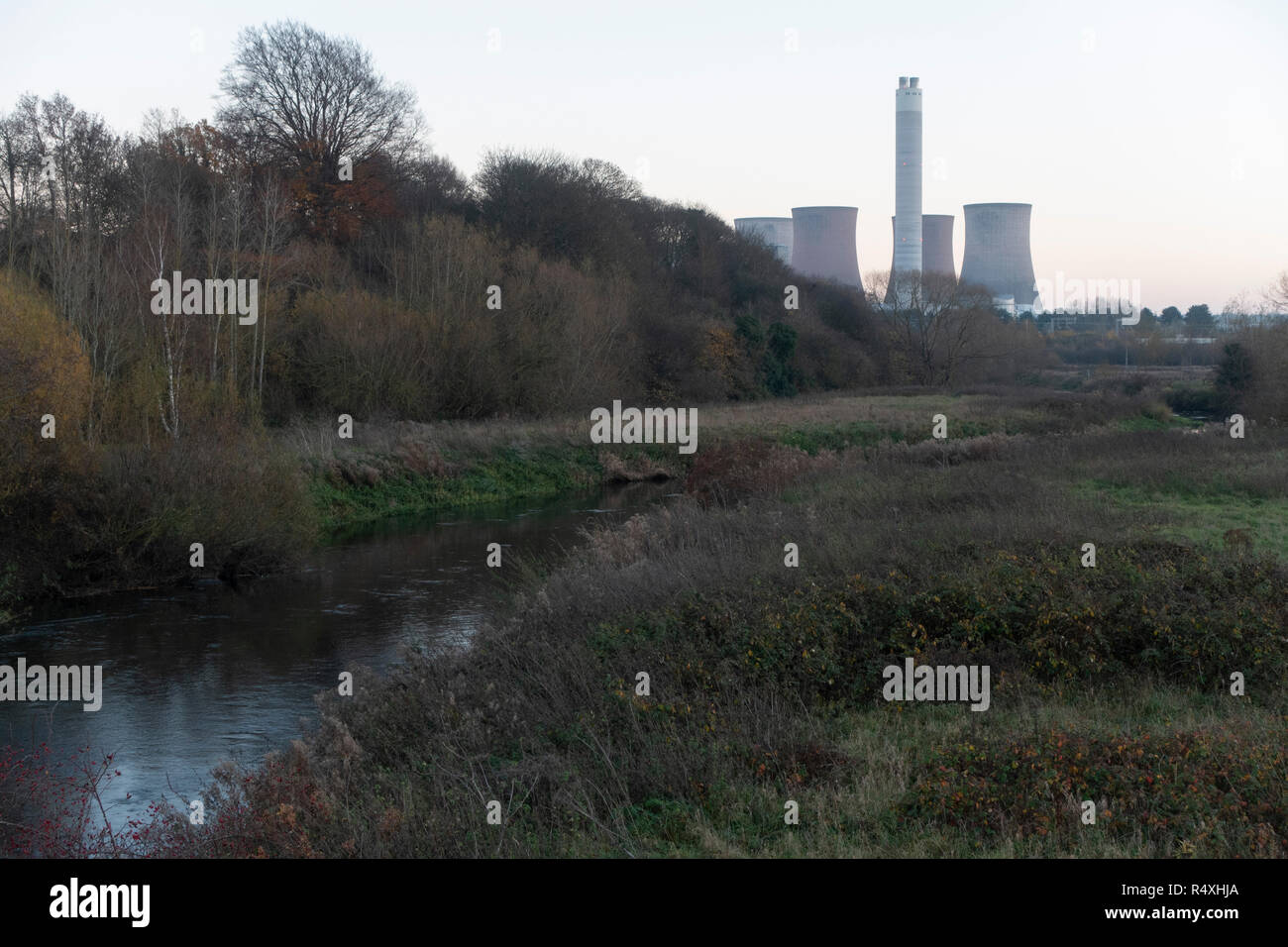 Paysage de campagne vue vers la station d'alimentation sans fil désaffectés à Rugeley, Staffordshire, Royaume-Uni. L'Rugeley centrales ont été une série de deux centrales à charbon situé sur la rivière Trent à Rugeley dans Staffordshire. La première sur le site, Turckheim une centrale a été ouverte en 1961, mais a depuis été fermé et démoli. Rugeley B power station a été mise en service en 1970 et fermé le 8 juin 2016. Banque D'Images