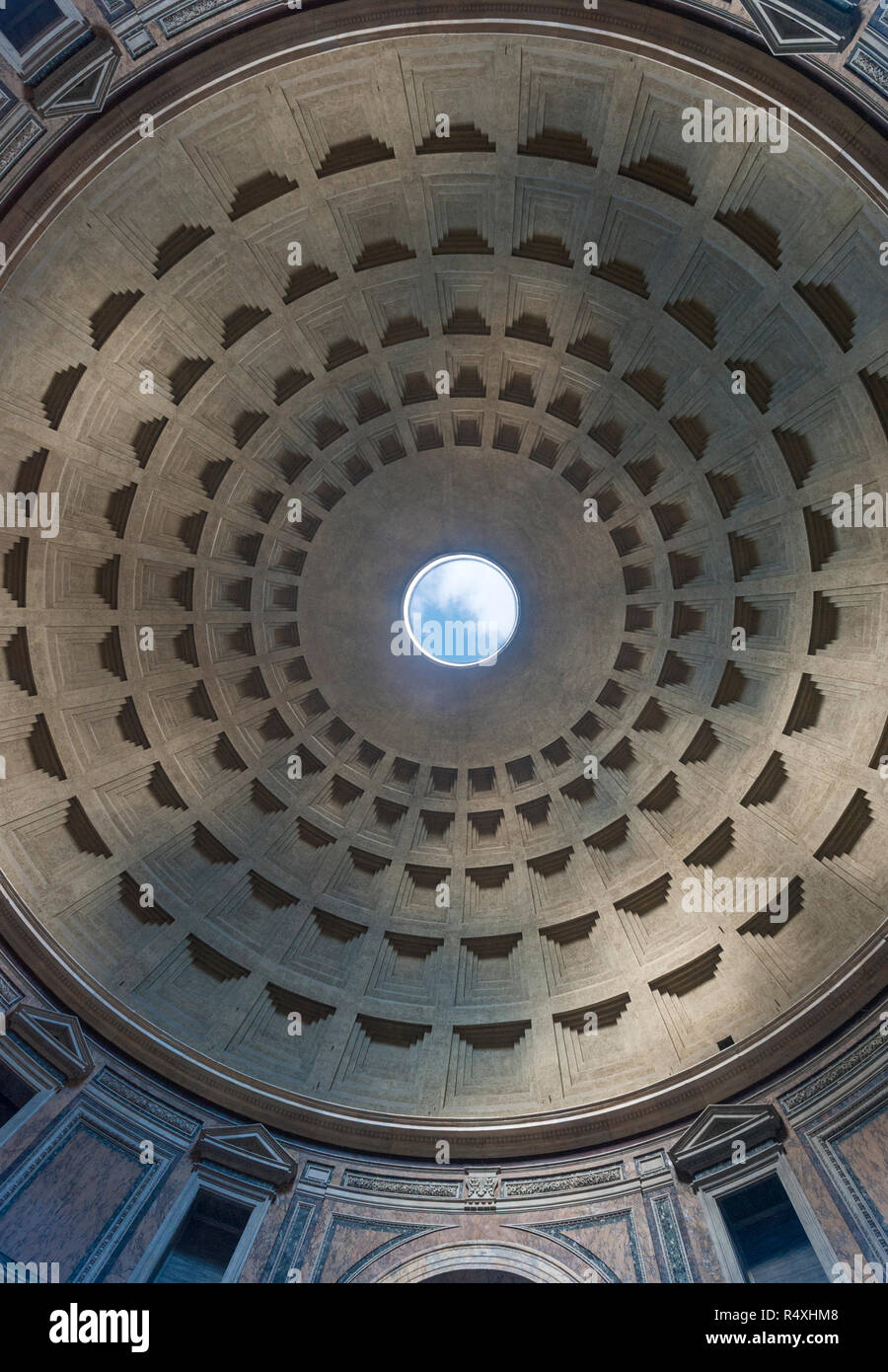 L'intérieur du dôme du Panthéon de Rome. édifice romain d'origine / Temple maintenant toujours fonctionnel comme une église Banque D'Images