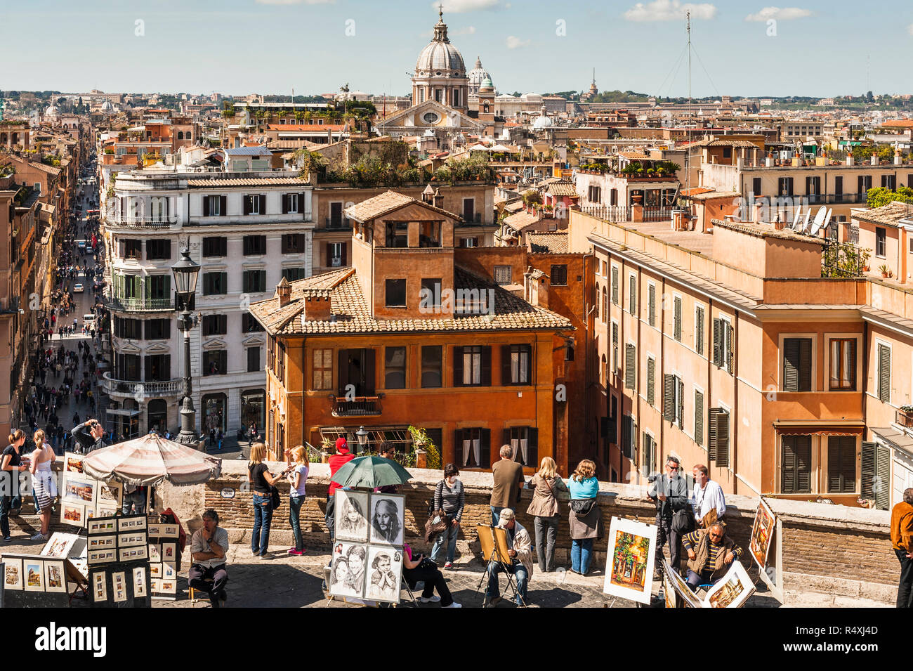 Vue de Rome skyline et les touristes et ambulants de la Campo Marzio de Rome Banque D'Images