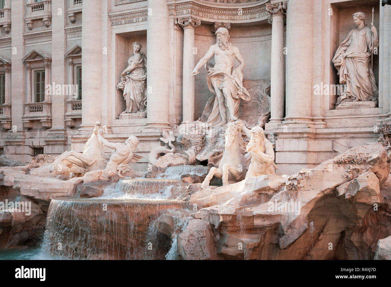 Fontaine de Trevi Rome 18c par Nicola Salvi et Giuseppe Pannini fondée en partie sur les modèles anciens par Bernini. Banque D'Images