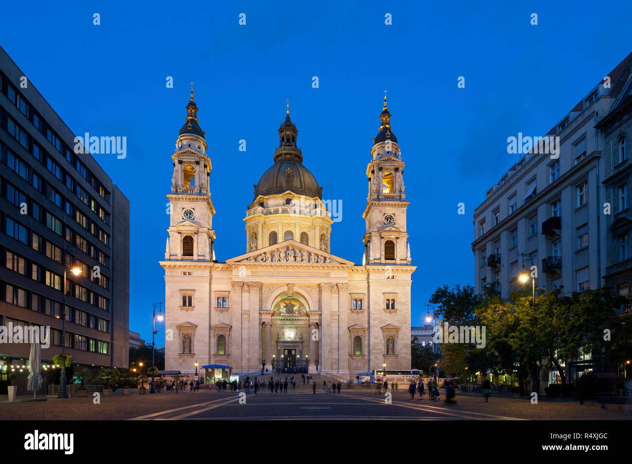 Basilique de Saint-Etienne - Szent István-bazilika, la basilique catholique romaine de Budapest illuminée la nuit Banque D'Images