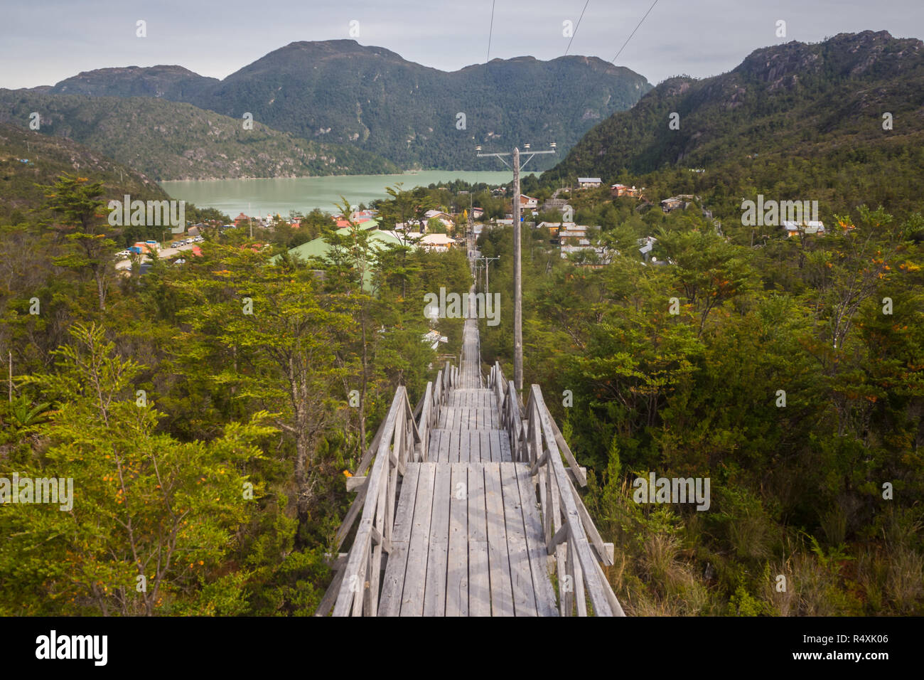 Un escalier en bois menant à la Caleta Tortel, petit village de pêcheurs dans la partie à distance du sud de la Patagonie Chilienne, Chili Banque D'Images