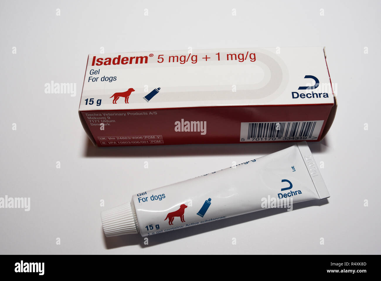 Isaderm crème gel par Dechra Pharmaceuticals plc en Angleterre un fabricant américain de produits vétérinaires. Traitement médical des animaux pour des problèmes de peau Banque D'Images