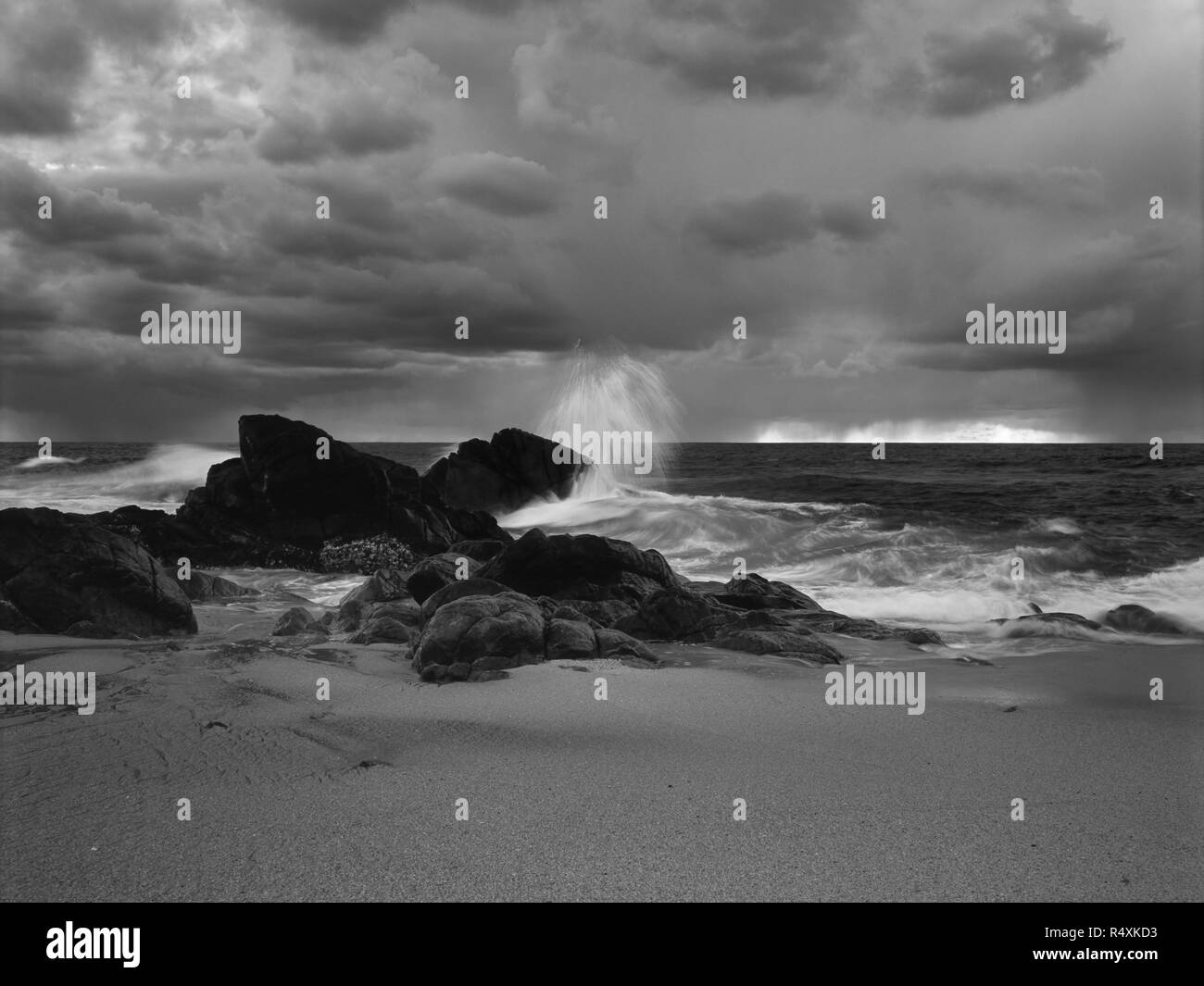 Le Noir Et Blanc Nuageux Crépuscule Marin Dans Une Plage
