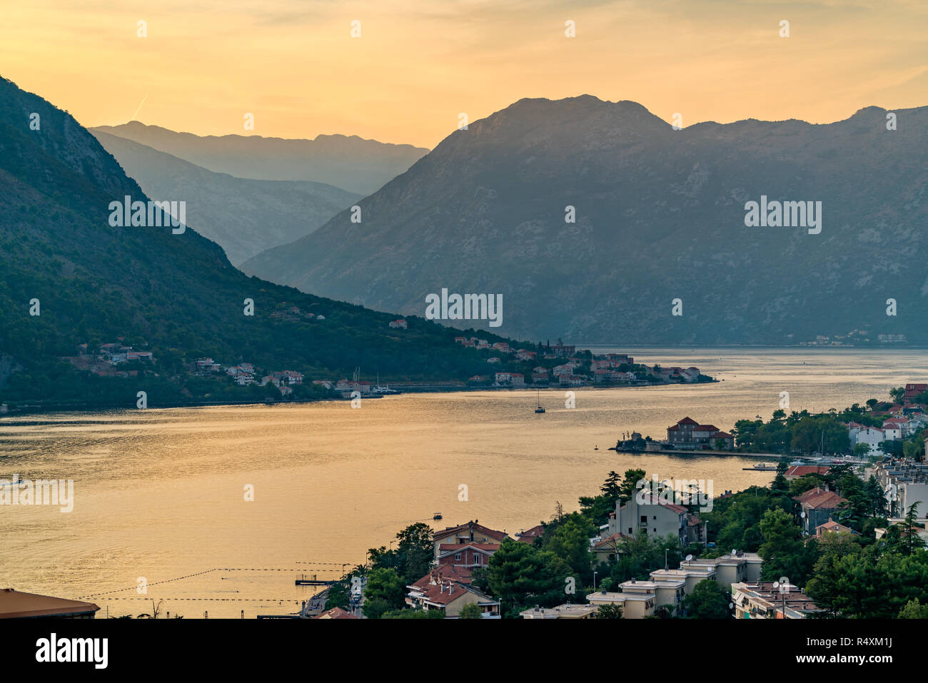 Coucher du soleil à la baie de Kotor au Monténégro Banque D'Images