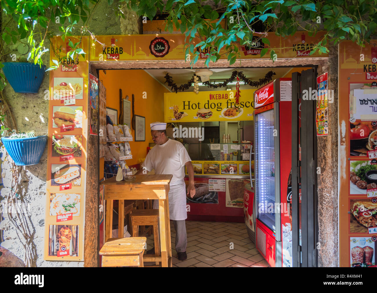 Vente de hot dog dans le petit village médiéval de Malcesine. C'est l'une des villes les plus caractéristiques du lac de garde dans la province de Vérone, Italie Banque D'Images