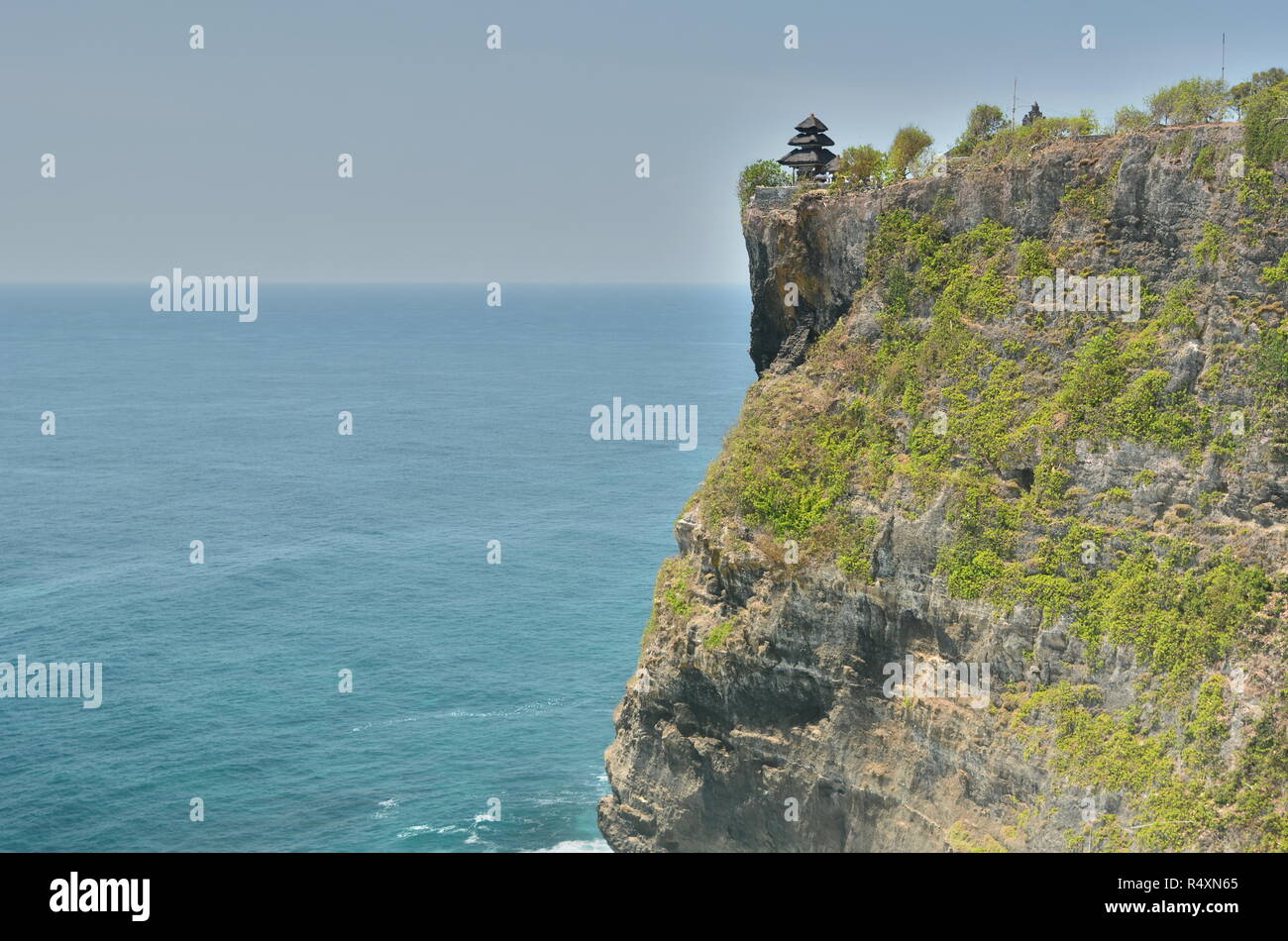 Le temple au bord de la falaise. Pura Luhur Uluwatu. Bali. L'Indonésie Banque D'Images