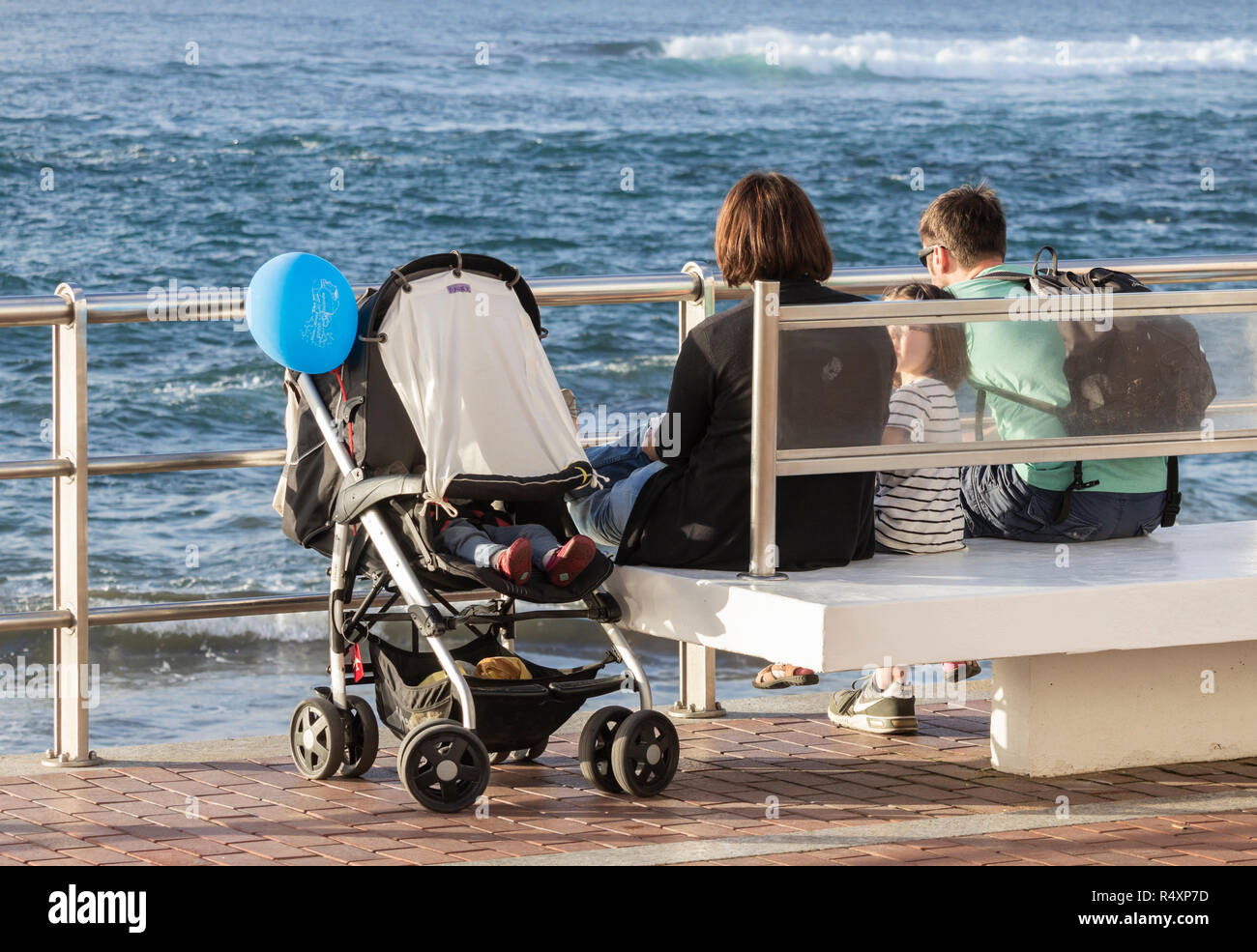 Jeune famille assis sur son fauteuil avec vue sur la mer. Banque D'Images