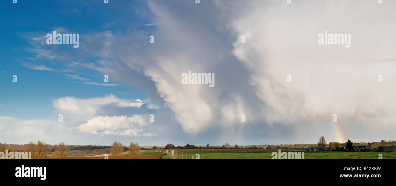 Arc-en-ciel d'automne et rainclouds en mouvement sur le campagne de l'Oxfordshire. UK. Vue panoramique Banque D'Images