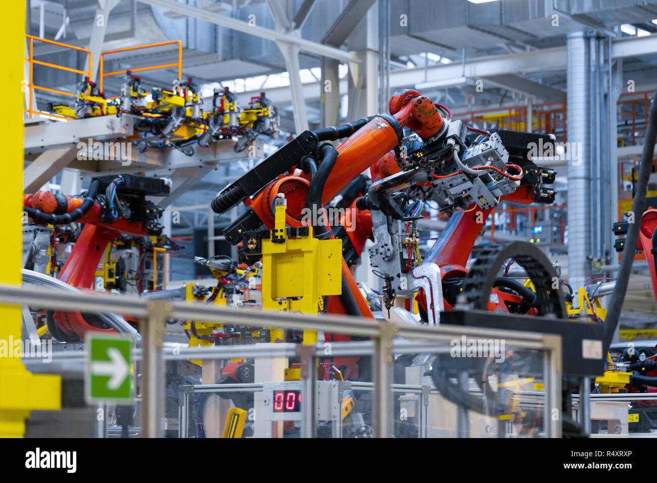 Bras robot tient le détail de voiture. Usine de fabrication de voiture Banque D'Images