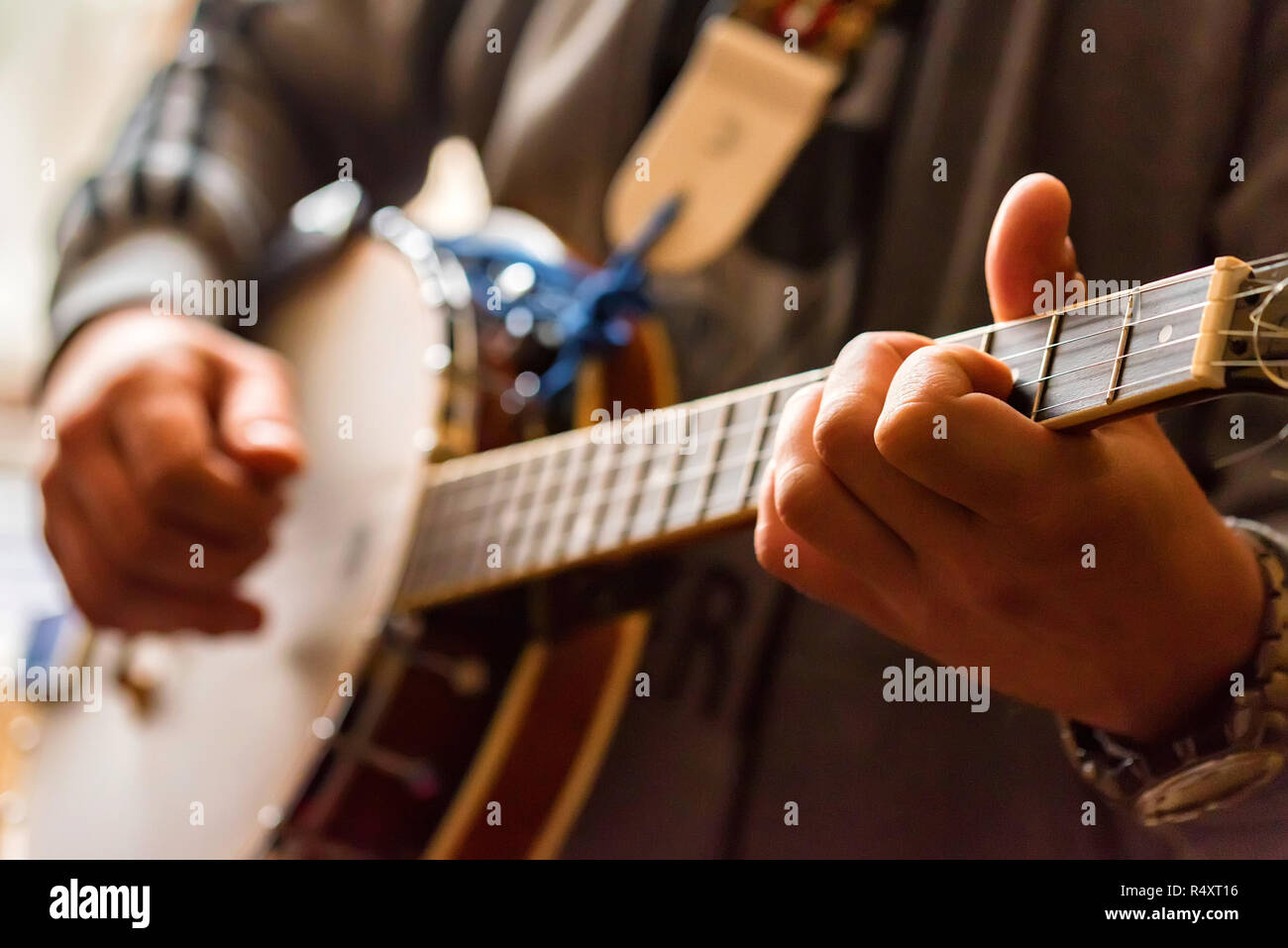 Close up hands of man playing banjo Banque D'Images