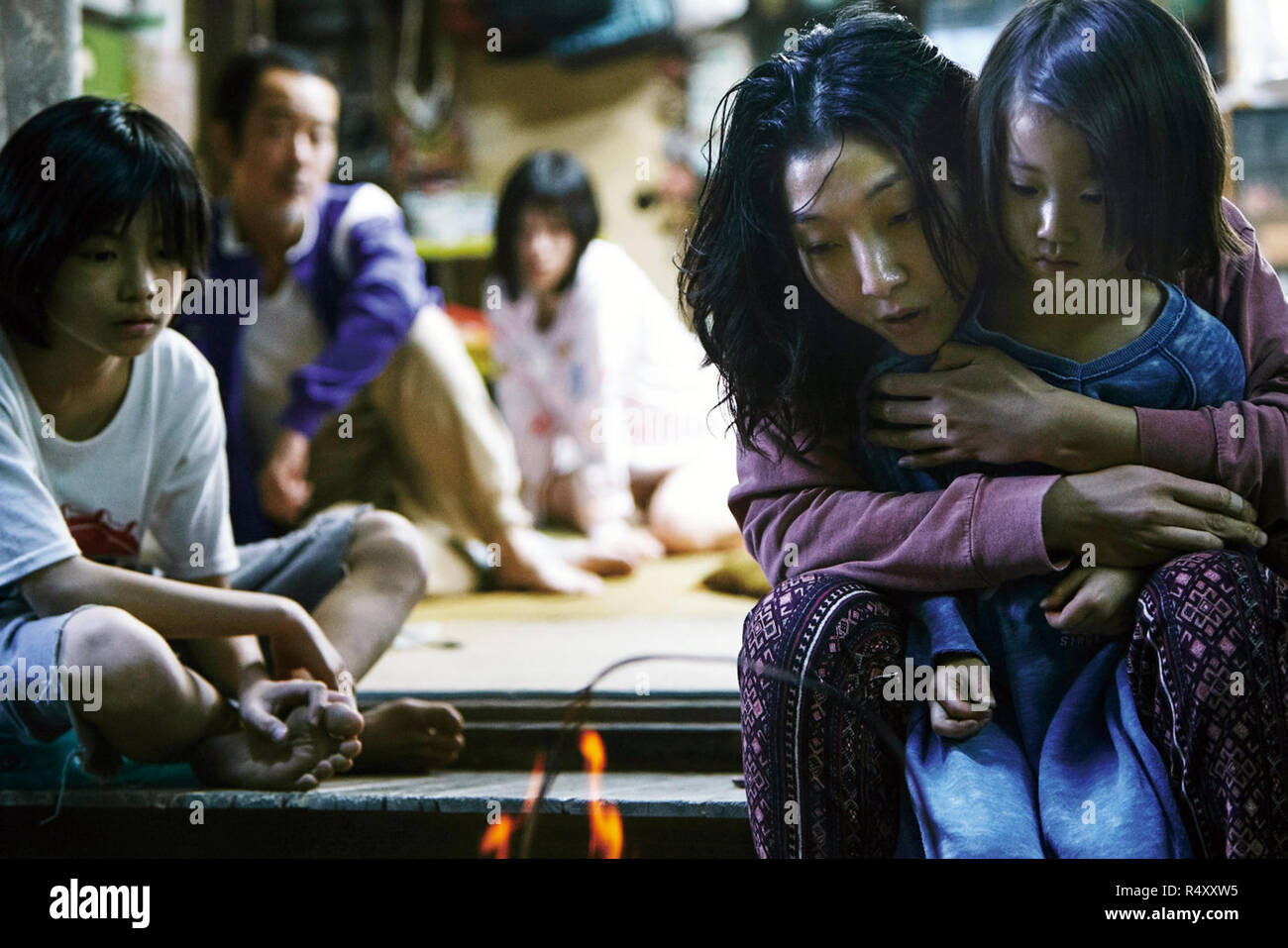 L'étalage est un film japonais de 2018, rédigé et édité par Hirokazu KORE-EDA. Avec Lily Franky et Sakura Ando, cette photographie n'est pour un usage éditorial uniquement et est l'auteur de la société film et/ou le photographe attribué par le film ou la société de production et ne peut être reproduite que par des publications dans le cadre de la promotion du film ci-dessus. Un crédit obligatoire pour l'entreprise de film est nécessaire. Le photographe devrait également être portés lorsqu'il est connu. Banque D'Images L'étalage est un film japonais de 2018, rédigé et édité par Hirokazu KORE-EDA. Avec Lily Franky et Sakura Ando, cette photographie n'est pour un usage éditorial uniquement et est l'auteur de la société film et/ou le photographe attribué par le film ou la société de production et ne peut être reproduite que par des publications dans le cadre de la promotion du film ci-dessus. Un crédit obligatoire pour l'entreprise de film est nécessaire. Le photographe devrait également être portés lorsqu'il est connu. Banque D'Images