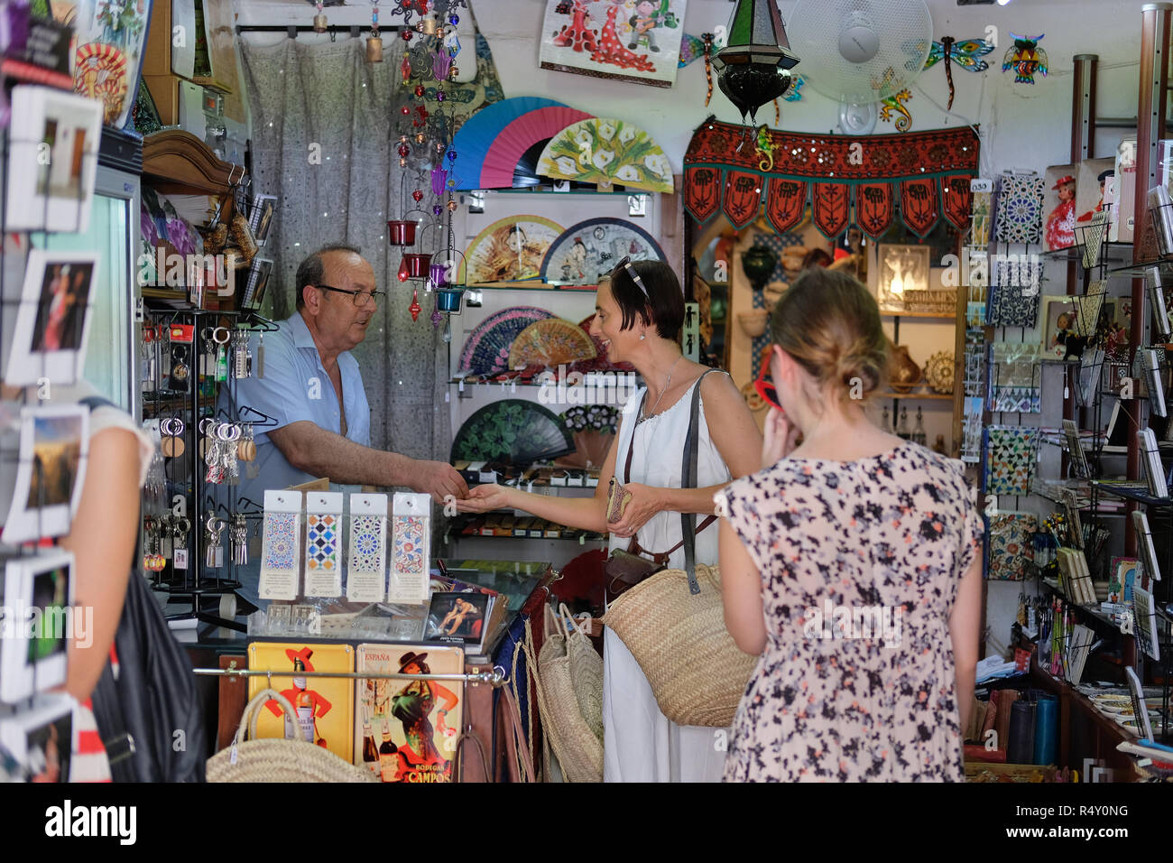 Un touriste anglais dans une boutique de cadeaux en Espagne Banque D'Images