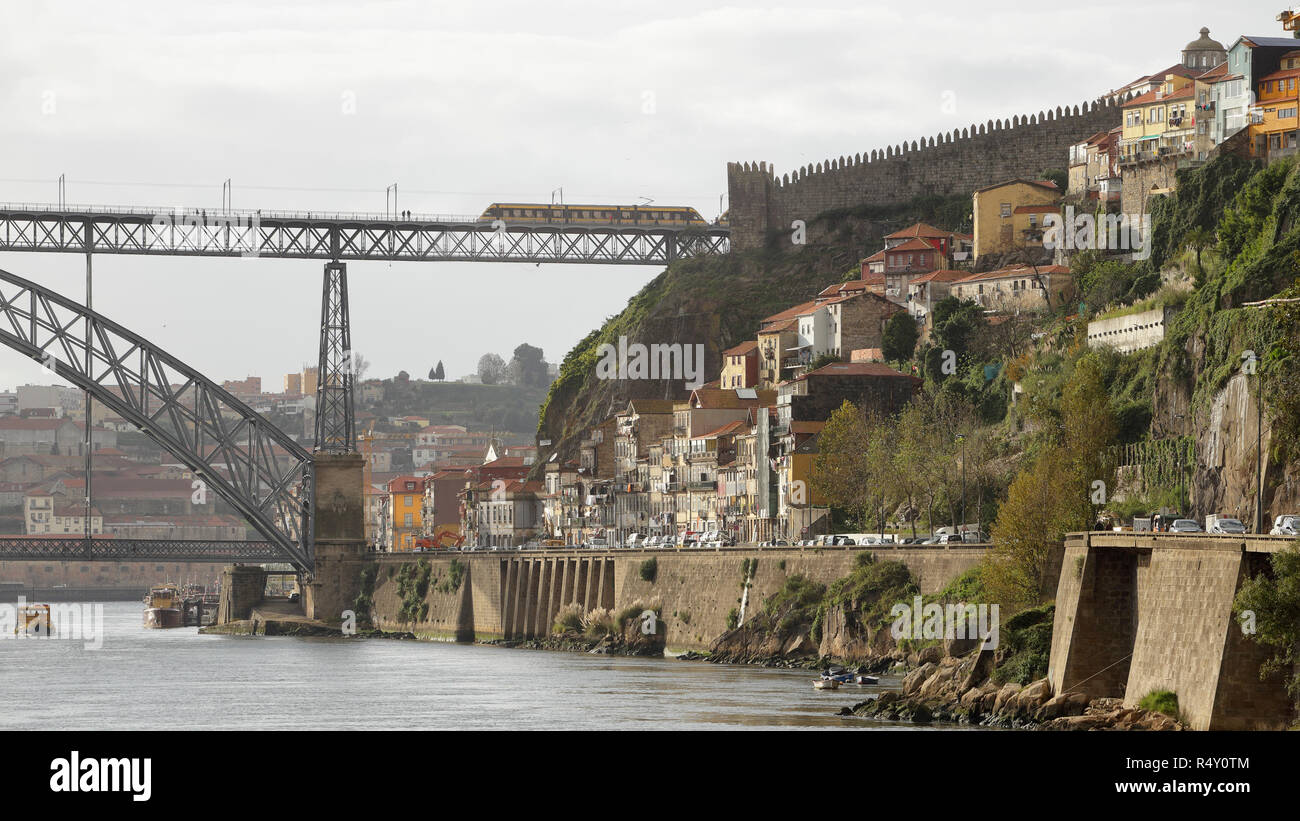 Voir Porto ancienne frontière de la rivière Douro, mur médiéval Fernandina et un quartier traditionnel D. Luis amont pont de fer. Banque D'Images