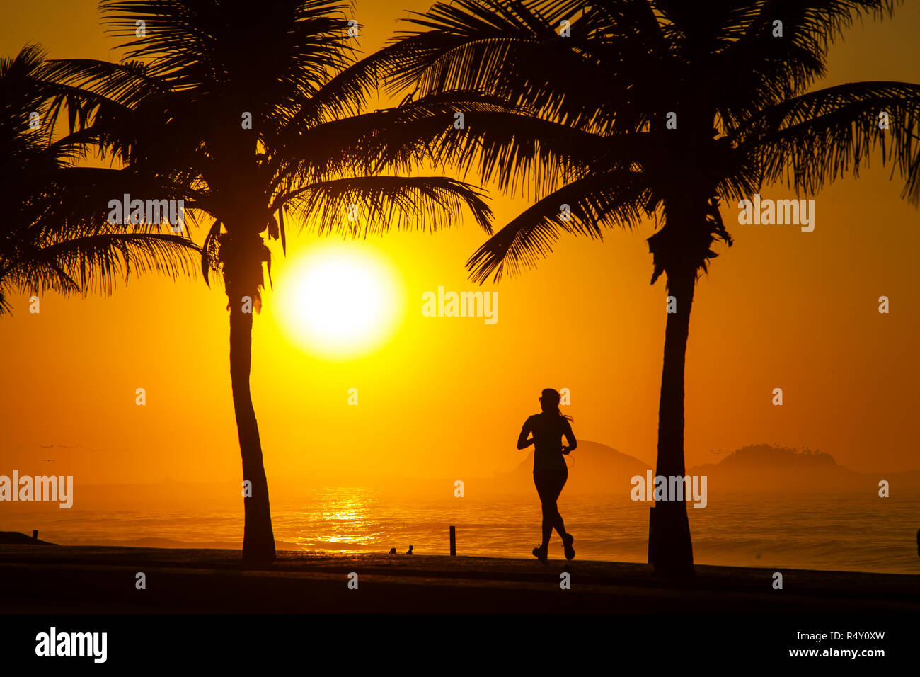 Femme faire de l'exercice tôt le matin à São Conrado beach, Rio de Janeiro, Brésil Banque D'Images