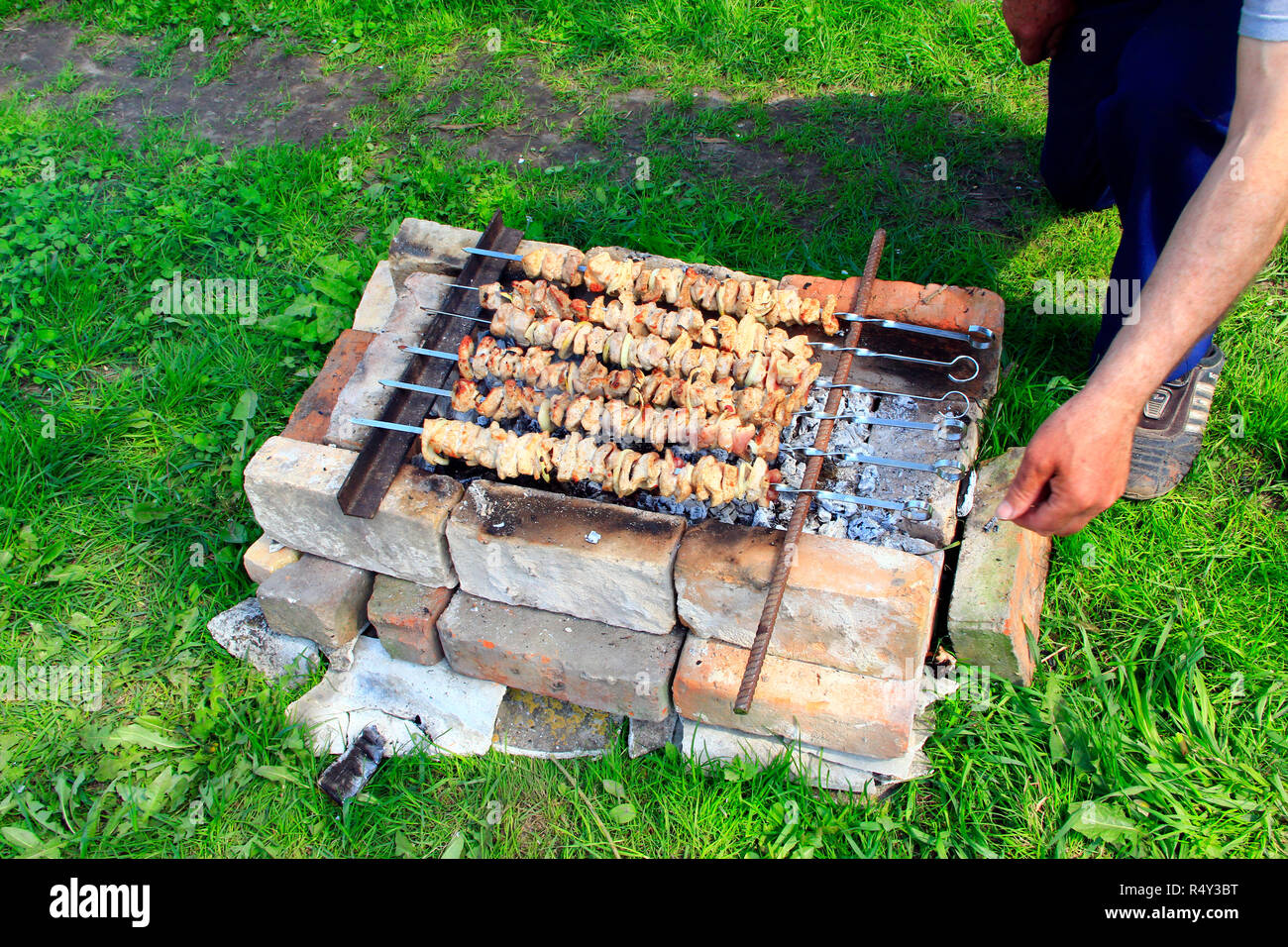 Chachlik appétissant à l'extérieur. La cuisson de la viande de porc. Déjeuner barbecue à l'extérieur. Processus de la cuisson de la viande de porc sur le feu. Chachlik préparé sur le gril du barbecue Banque D'Images