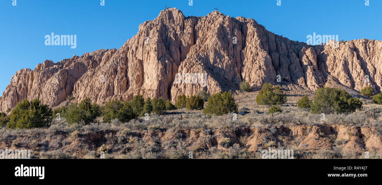 Vue panoramique sur une formation rocheuse de grès rustique en bois avec deux croix sur la crête - Barrancos Blancos dans le Rio Grande Gorge au Nouveau Mexique Banque D'Images