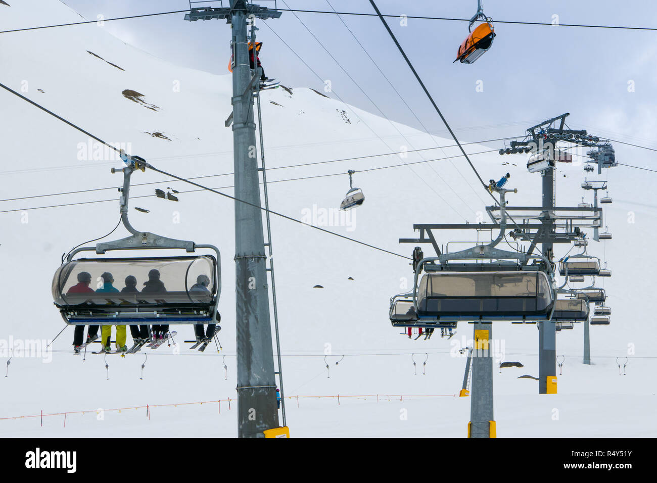 Cinq skieurs équitation en télésiège de ski alpin populaires - Ischgl Banque D'Images
