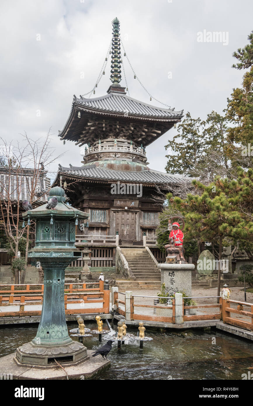 Pagode et lanterne en bronze, 1 temple Ryozenji, Shikoku 88 pèlerinage Temple, Naruto, Tokushima, Japon Banque D'Images