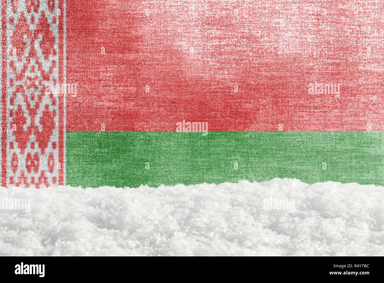 Grunge fond d'hiver avec neige et drapeau biélorusse dans la toile Banque D'Images