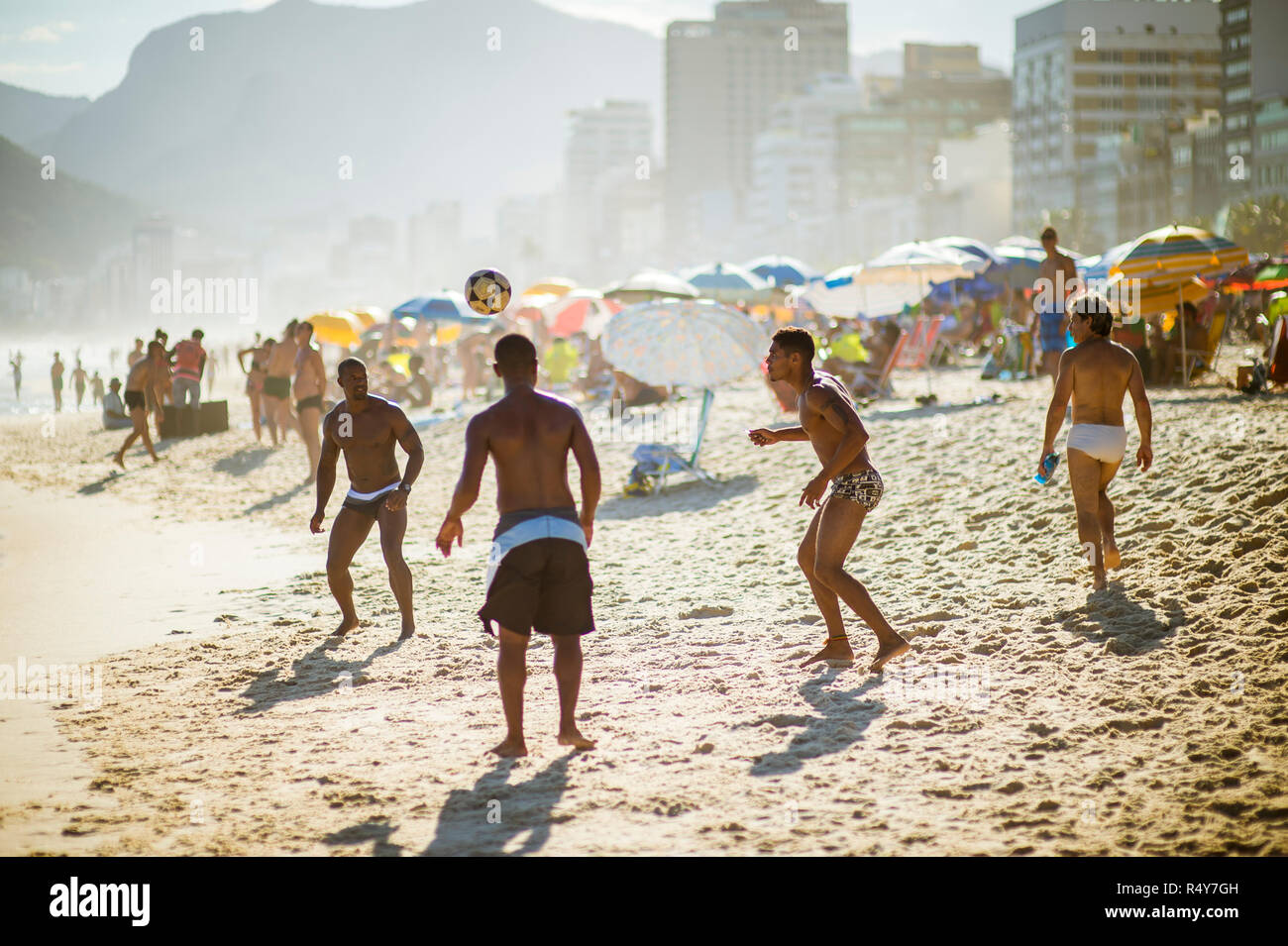RIO DE JANEIRO - Février 2018 : un groupe de jeunes Brésiliens jouent un jeu de football kick-ups, connu localement comme altinho, sur la plage d'Ipanema. Banque D'Images