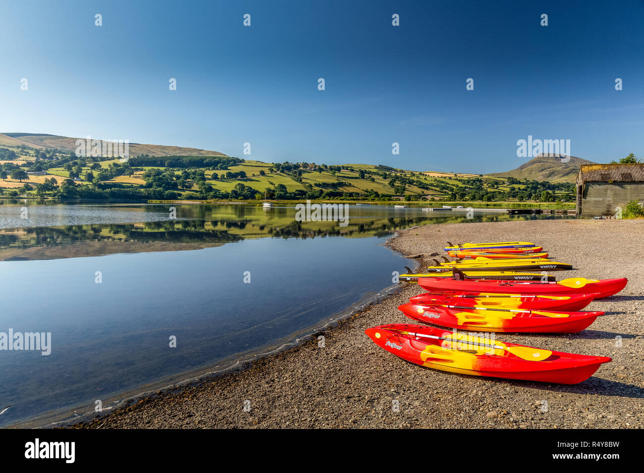 Le lac de Bala, ou Llyn Tegid dans Gwynedd, Pays de Galles, Royaume-Uni. Connu pour son attrait pour les sports nautiques, une ligne de kayaks sur le rivage. Banque D'Images