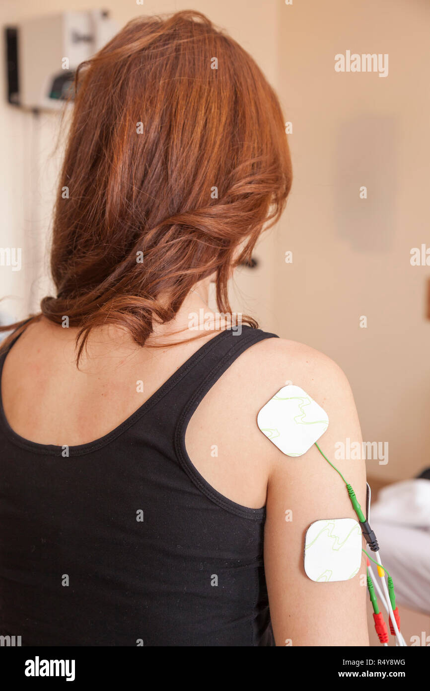 Faire des exercices spéciaux Certains patients sous la surveillance d'un physiothérapeute Banque D'Images