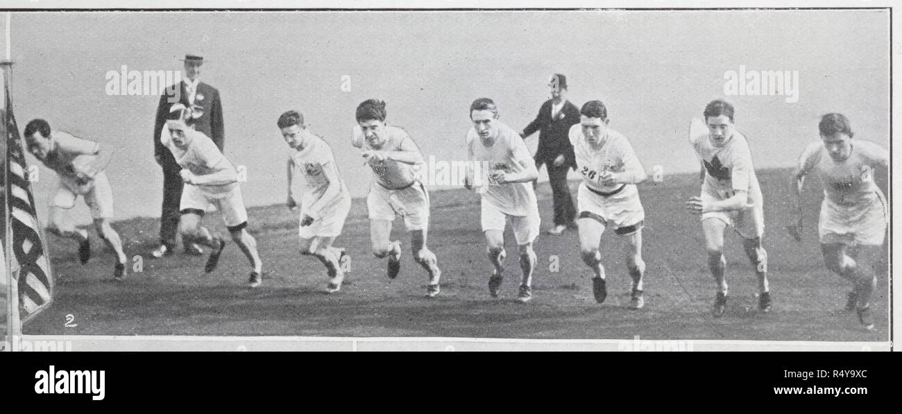 Départ pour la finale du 1 500 mètres. Le résultat a été, en premier lieu : Mel Sheppard (USA) ; 2ème : Harold Wilson (GBR) et 3ème : Norman Hallows. Illustrated Sporting & nouvelles dramatiques. 18 juillet 1908. Photo d'un journal sur les Jeux Olympiques de 1908 à Londres. Source : Illustrated Sporting & nouvelles dramatiques, page 803 le détail. Langue : Anglais. Banque D'Images