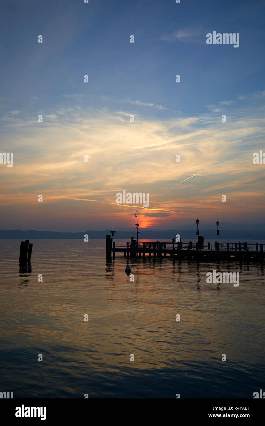 Coucher de soleil sur le lac de Garde, Province de Brescia, Italie Banque D'Images