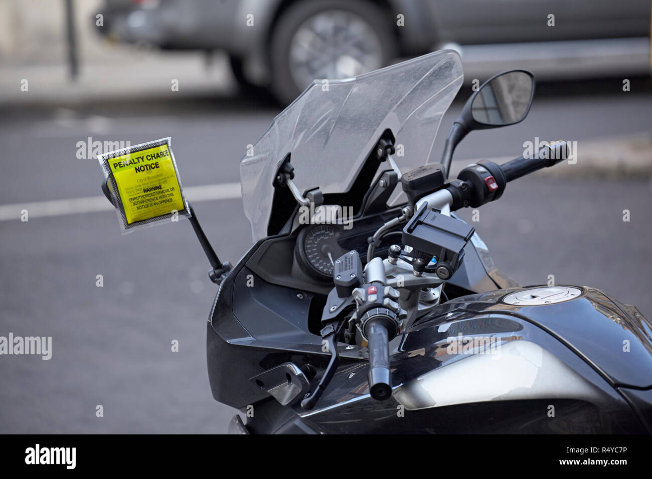 Ticket de parking sur une moto dans le Borough de Westminster, Londres Banque D'Images