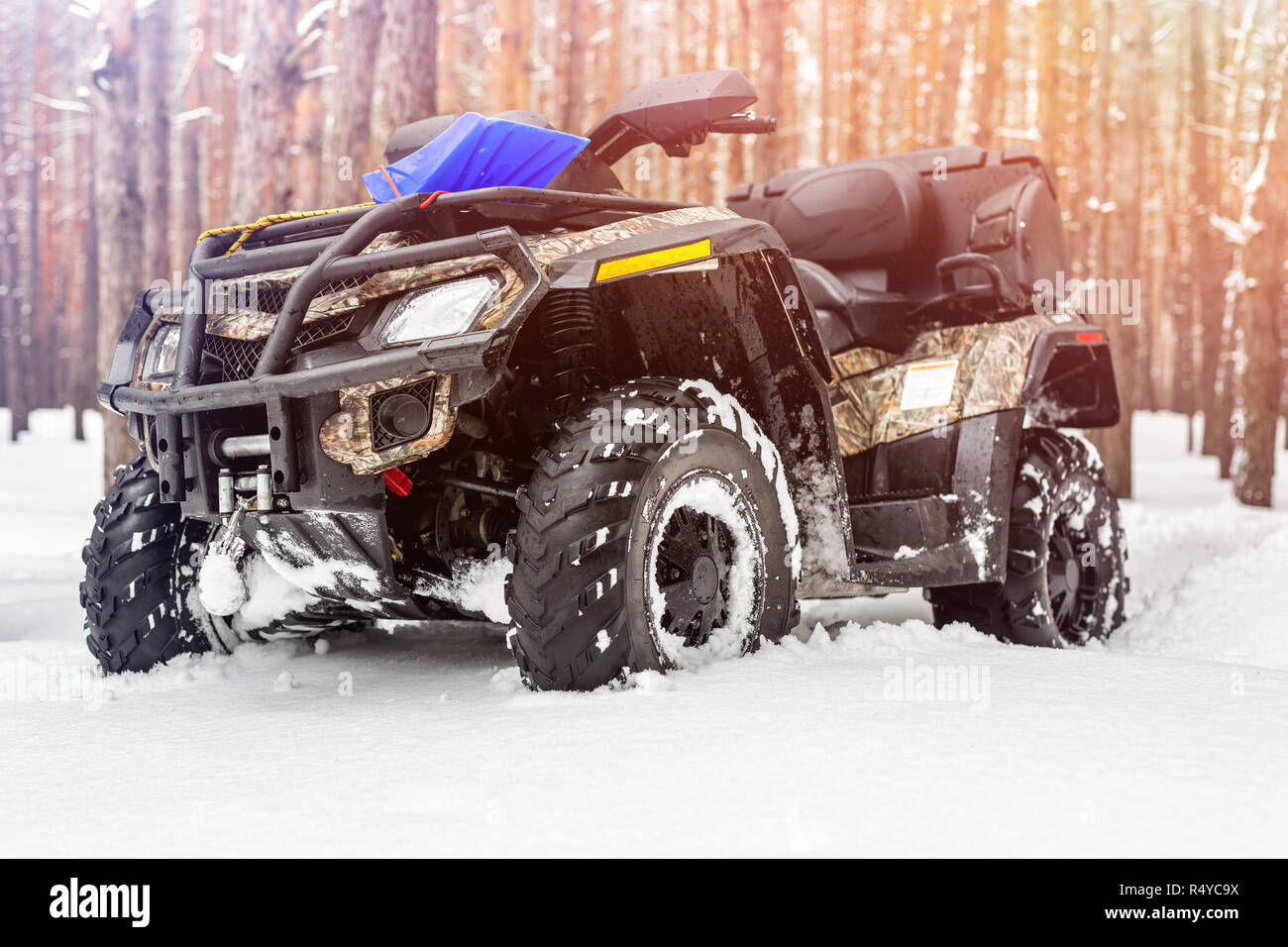 Close-up 4x4 ATV quad en forêt à l'hiver. Tous les 4RM-terreain stand  véhicule dans la neige lourde avec l'écartement de voie profonde. Une  aventure de saison sport extrême Photo Stock - Alamy