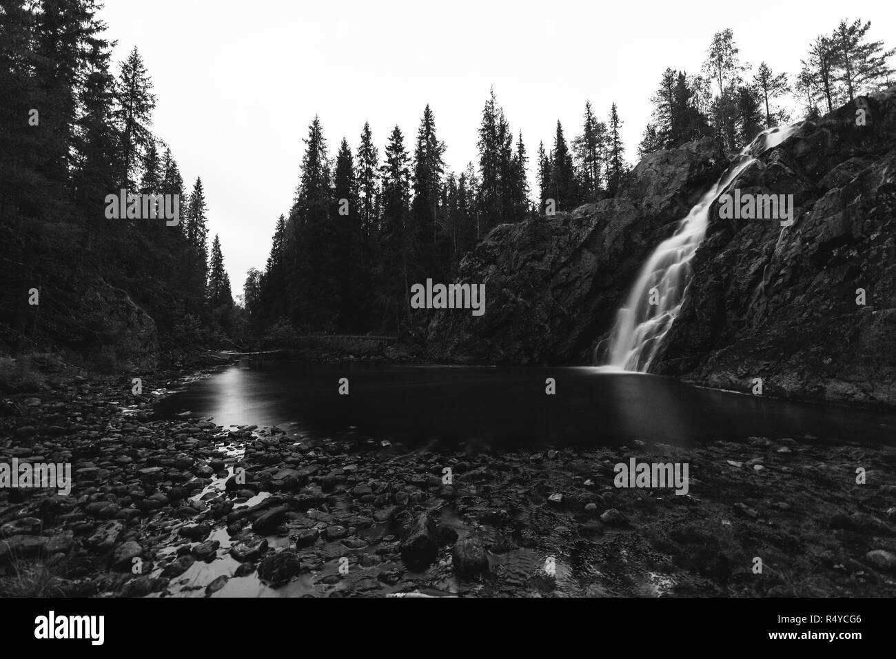 Chute d'Hepokongas dans nature en streaming Puolanka, Finlande Banque D'Images