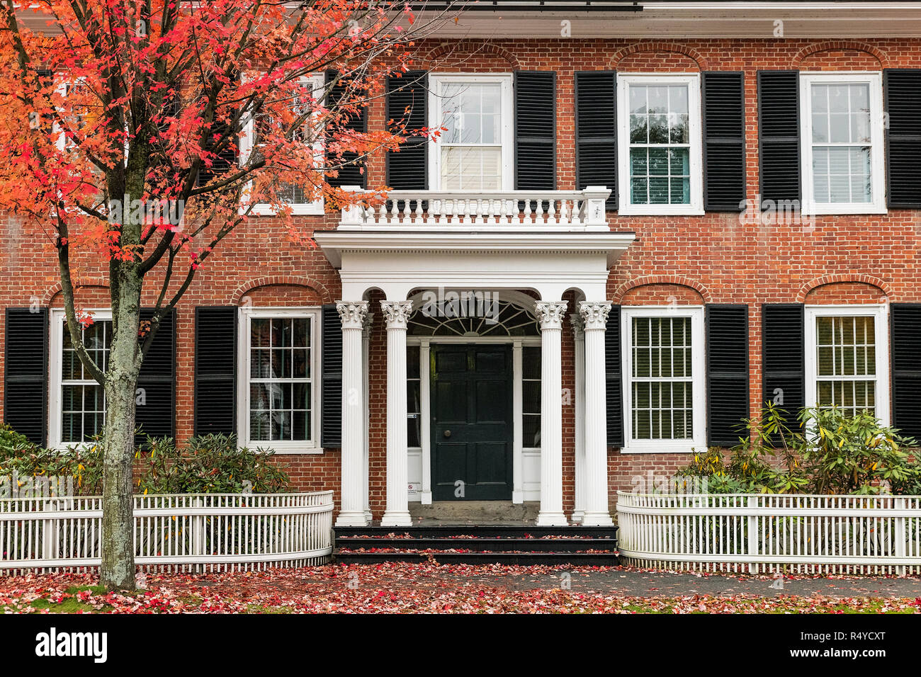 Maison de charme extérieur avec feuillage de l'automne, Woodstock, Vermont, USA. Banque D'Images