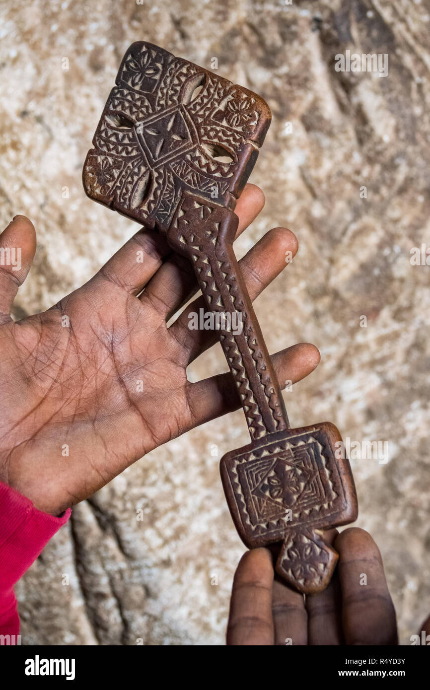 Croix en bois orné à l'hôtel Abba Yohanni église rupestres du Tigré, en Ethiopie, Hawzen Banque D'Images