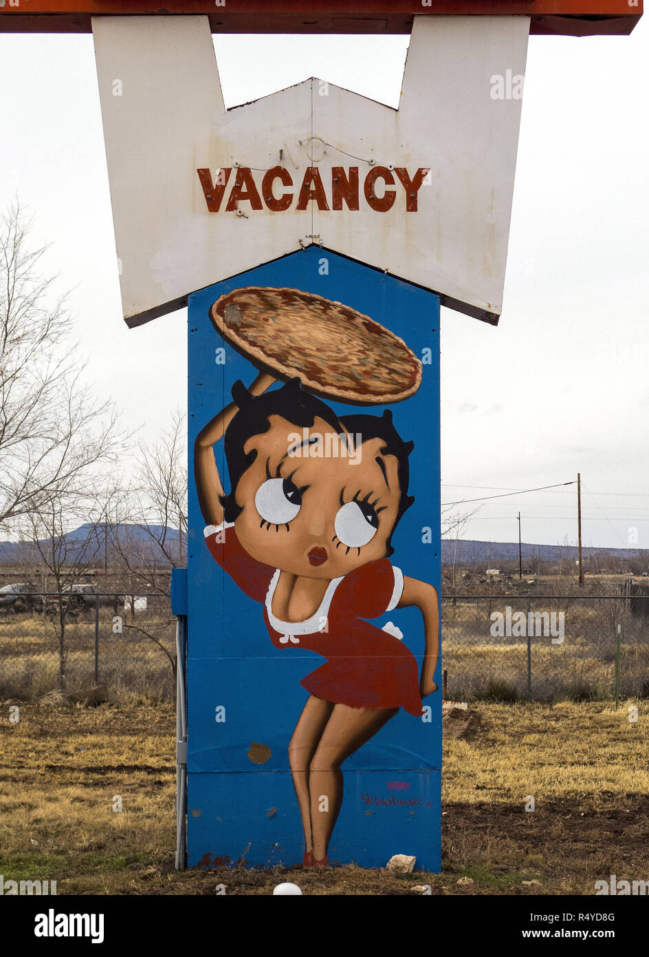 Seligman, Arizona, USA. 3 janvier, 2017. La commune de Pizza signe avec Betty Boop au Old Stagecoach Motel 66 le long de la Route 66 à Seligman, Arizona. Credit : L.E. Baskow/ZUMA/Alamy Fil Live News Banque D'Images